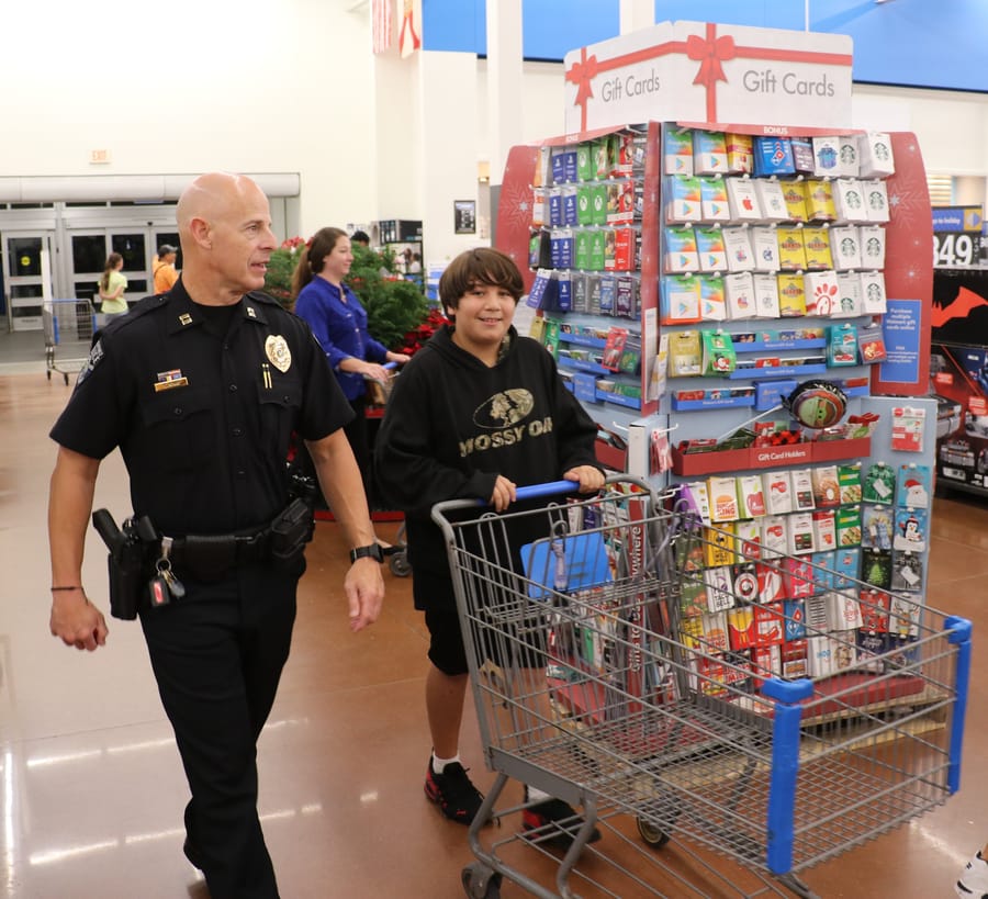 Shop with a Cop 2022 (24)