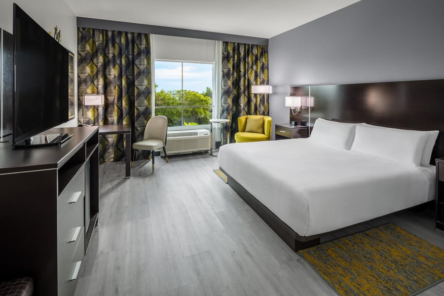 Guestroom 425-ADA King 1