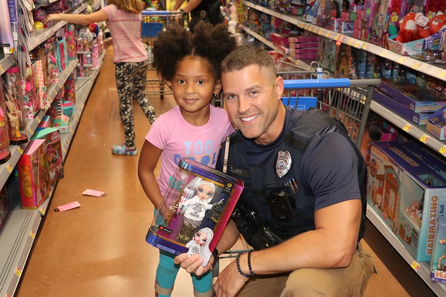 Shop with a Cop 2022 (8)
