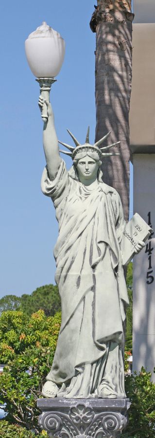 oldeworld_statue