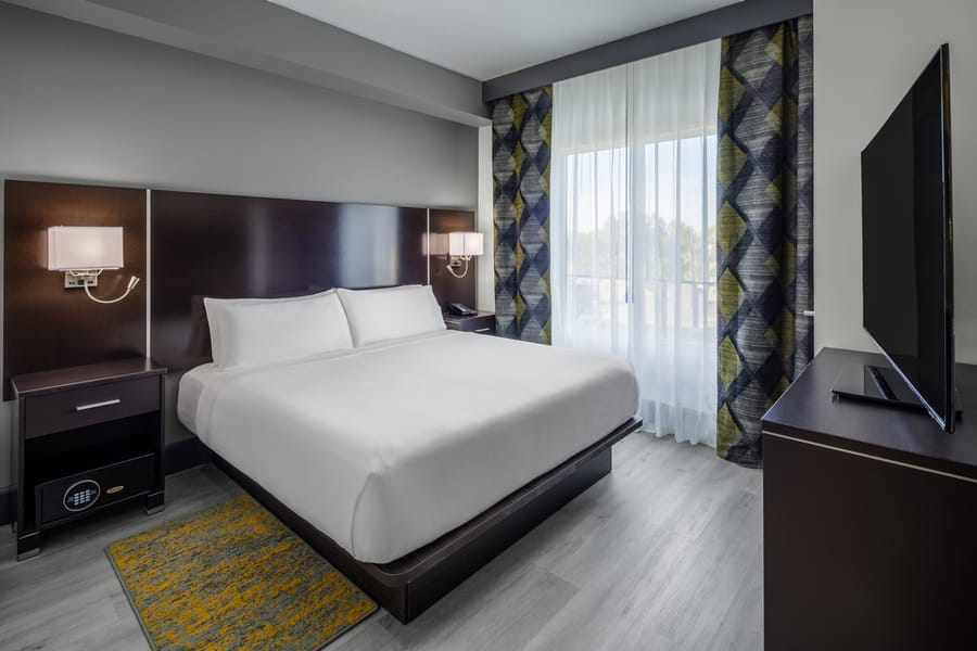 Guestroom-Room 220-King Suite 1